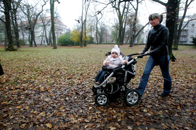 Trudno tędy przejść i przejechać wózkiem. ZUK obiecuje, że to się zmieni.