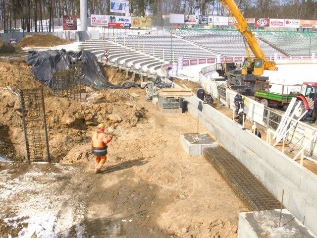 Mimo ujemnych temperatur na stadionie praca wre.