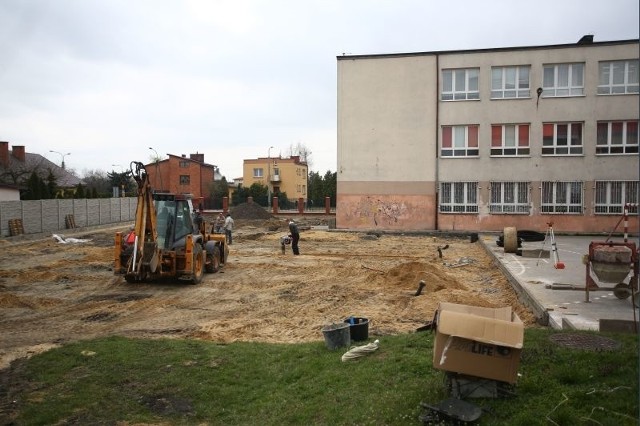 Obok gimnazjum przy ulicy Długojowskiej już ruszyła budowa nowego boiska. Miasto zapłaci za nie z pieniędzy budżetu obywatelskiego. 