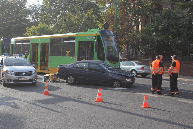 Popołudniu w czwartek tramwaj zderzył się z samochodem osobowym. Wypadek miał miejsce za przystankiem Matejki w kierunku Bałtyku.