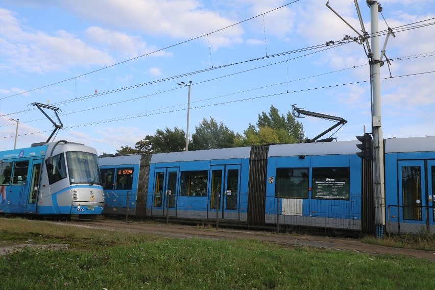 Połamany pantograf w tramwaju 33. Są duże utrudnienia 