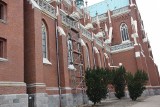 Katedra w Częstochowie jest czyszczona amerykańskim sprzętem. Trwa remont. Układają odnowione schody ZDJĘCIA