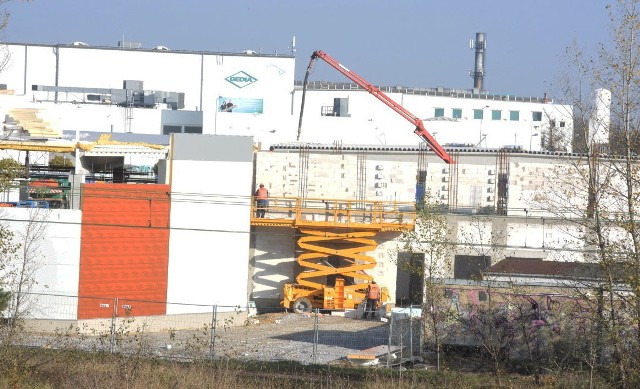 Do przodu posuwają się prace przy budowie Parku Handlowego na terenie obok Ronda Gedii - poinformował prezydent Nowej Soli Jacek Milewski.