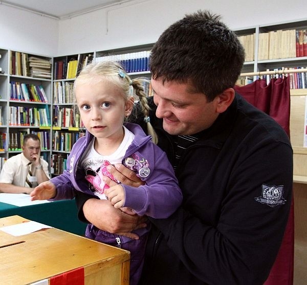 Krzysztof Romanowski głosował wspólnie z maleńką córeczką...
