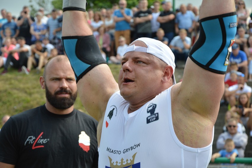  Mistrzostwa Polski Strongman 2018 w Grybowie. "Hardkorowy Koksu" kibicuje strongmanom w zawodach [ZDJĘCIA]