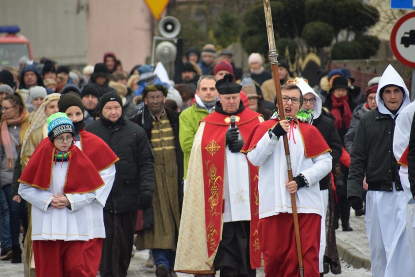 Orszak Trzech Króli wyruszył z ulicy Przedwiośnie i dotarł do klasztoru (ZDJĘCJA) 