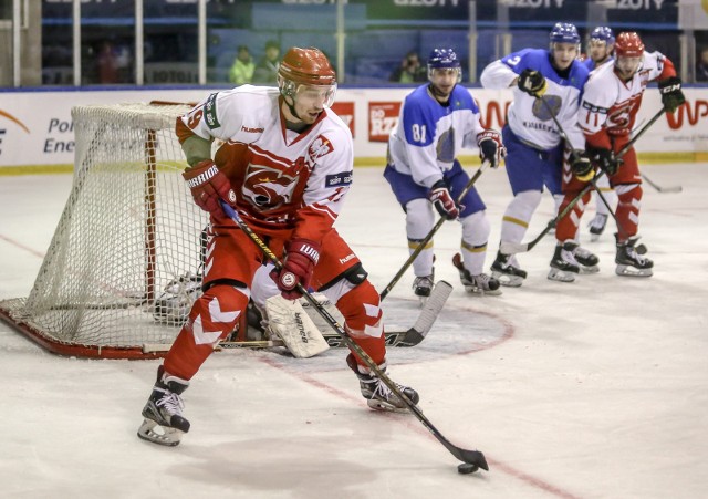 Krystian Dziubiński (przy krążku) i jego koledzy z hokejowej reprezentacji Polski, w turnieju kwalifikacji olimpijskiej w Nur-Sułtanie mają na koncie komplet zwycięstw.