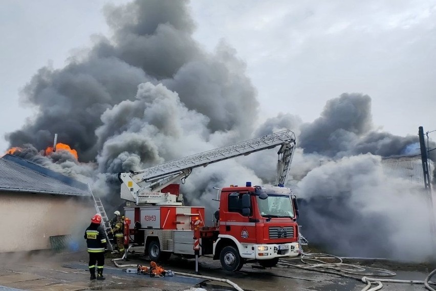 Pożar poddasza magazynu w Mokrej koło Jarosławia. Zadysponowano 14 zastępów strażaków PSP i OSP [ZDJĘCIA]