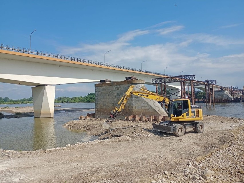 Konstrukcja mostu w Sandomierzu rozebrana. Ważyła blisko 2,5 tysiąca ton! Zobaczcie zdjęcia 