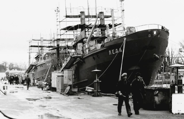 Grudzień 1983 r., „Leda” cumująca przy nabrzeżu wyposażeniowym usteckiej stoczni