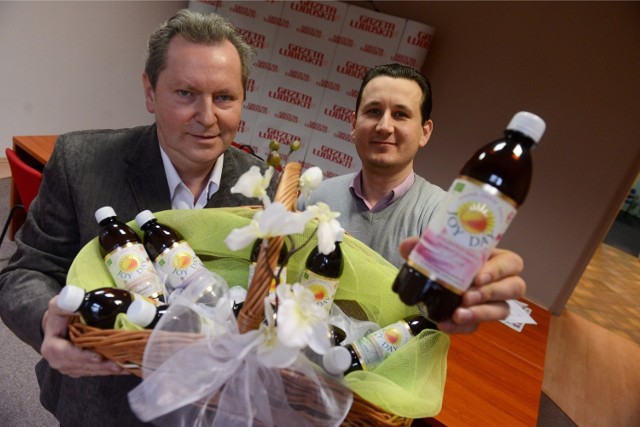 Jędrzej Soporowski i Piotr Zybura z firmy Living Food prezentują eko napoje probiotyczne Joy Day, które dostały pierwszą nagrodę w 2014 r. w kategorii produkty spożywcze.