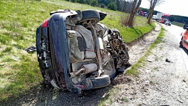 Tragiczny wypadek w Obicach. Kierowca zmarł w szpitalu [ZDJĘCIA]