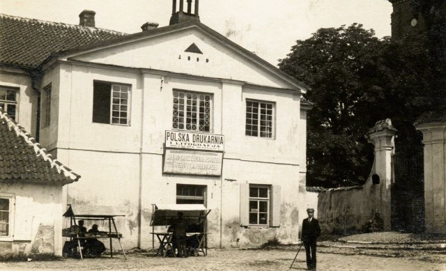 Rynek Kościuszki. 1919 r. Dawny przytułek ufundowany przez Branickich. W 1934 r.rozpoczęto budowę Domu katolickiego, w którym mieściło się kino Świat.