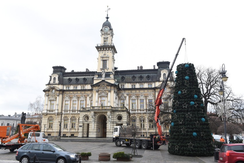 Nowy Sącz. Na płycie rynku staje choinka i przybywa bożonarodzeniowych dekoracji 