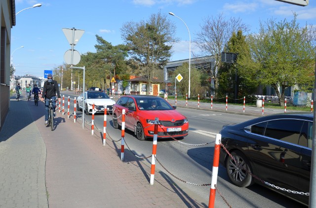 Ulica Popiełuszki w Stalowej Woli, gdzie po obu stronach są ścieżki rowerowe, które poprawiają bezpieczeństwo ruchu