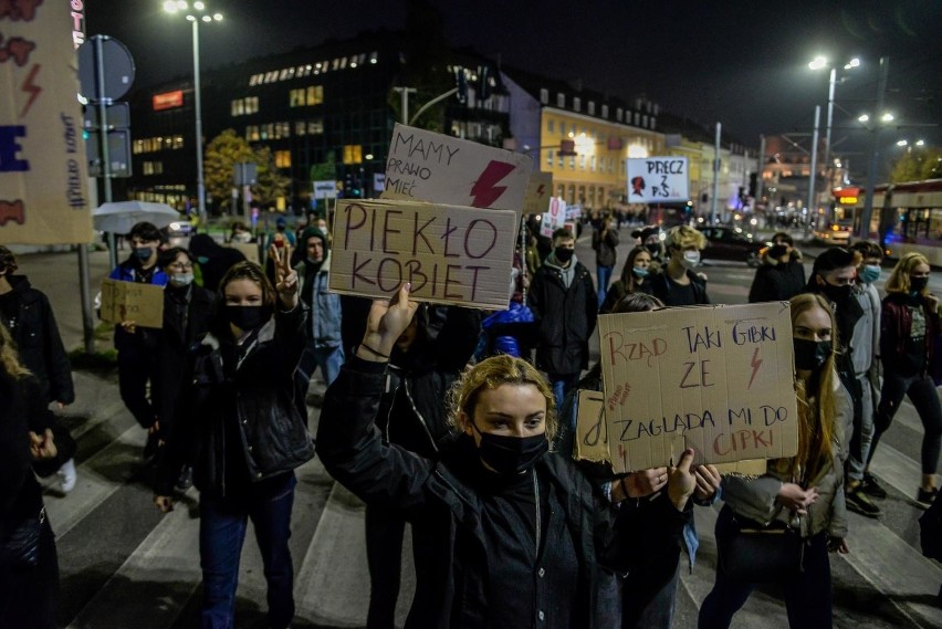 Demonstracje na Pomorzu 28.11. 2020. Protest kobiet w Gdańsku "W imię matki, córki, siostry!"