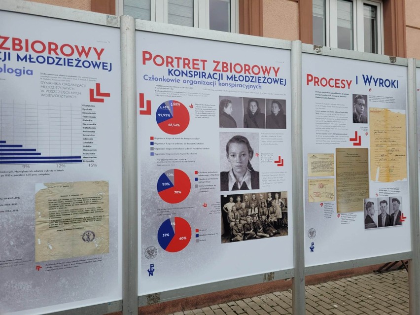 Plenerowa wystawa w II Liceum Ogólnokształcącym w Sandomierzu poświęcona młodym ludziom walczyącym o Polskę. Warto zobaczyć