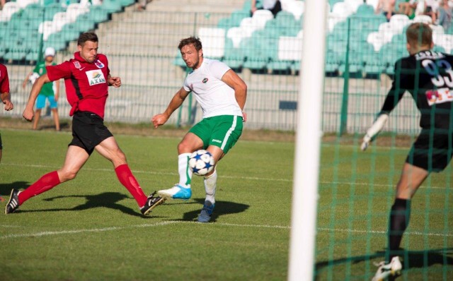 42 minuta meczu, Radomiak - Pogoń. Daniel Ciach (w białej koszulce) strzela drugiego gola dla Radomiaka.