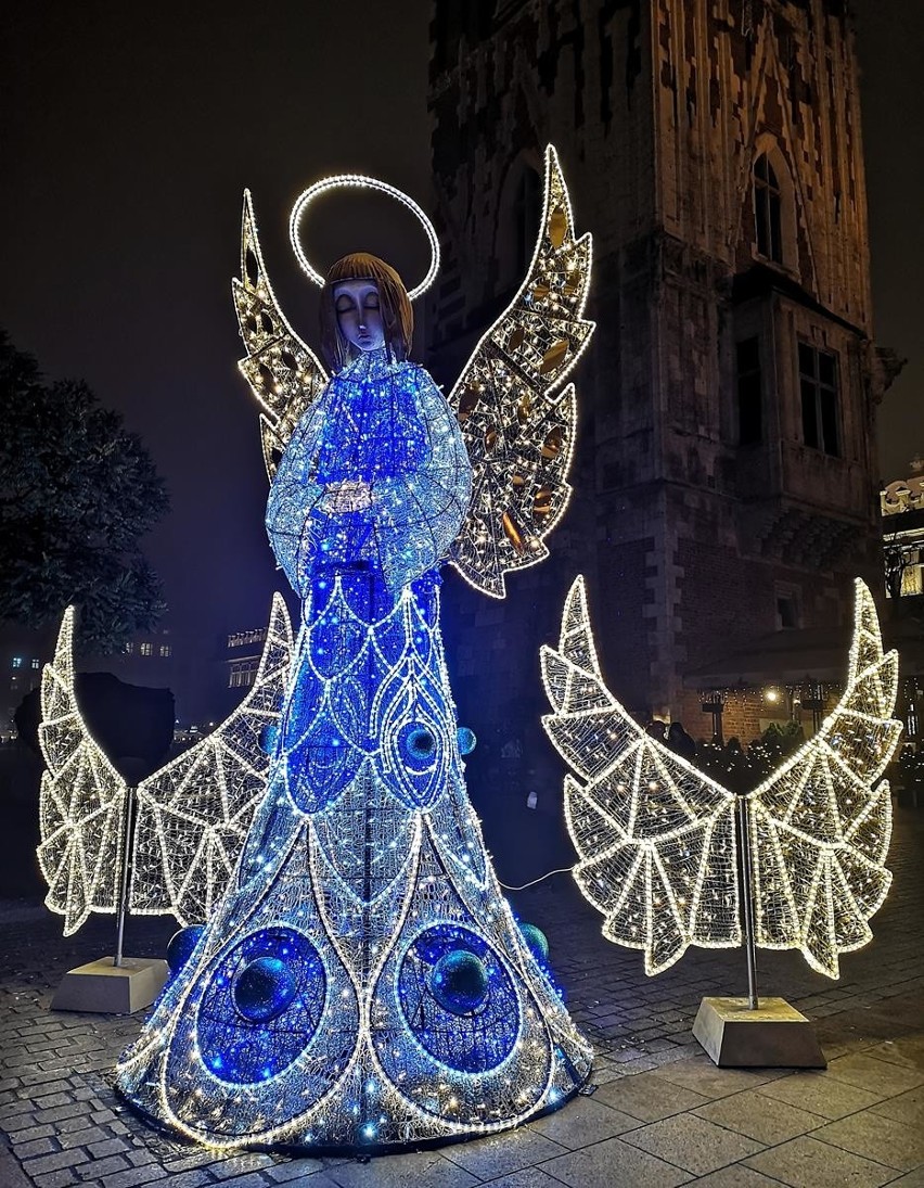 Kraków. Przepiękne, świecące anioły stanęły na krakowskim Rynku i przy Poczcie Głównej [ZDJĘCIA]