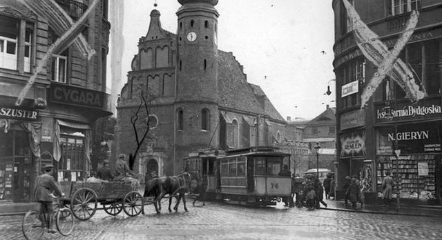 Zobaczcie, jak kiedyś wyglądał handel w Bydgoszczy. Po dawnych straganach, sklepach i reklamach zostały tylko wspomnienia i zdjęcia. >>> //Ponad 180 tysięcy fotografii z Narodowego Archiwum Cyfrowego: www.nac.gov.pl