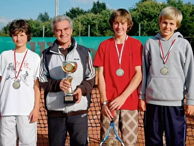 Zespół młodzików AZS Poznań. Od lewej stoją: Przemysław Michocki, trener Dariusz Drzewiecki, Stanisław Dziewa i Wojciech Adamek. Na zdjęciu brakuje Remigiusza Prządki