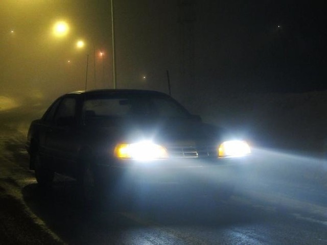 Między Goleniowe a Wolinem mgła znacząco utrudnia jazdę kierowcom