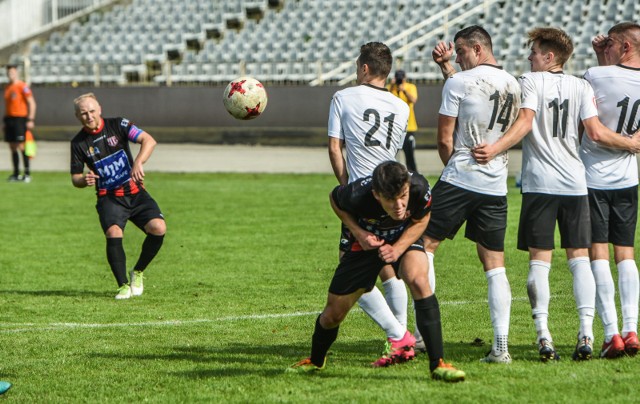 Piłkarze Polonii zremisowali na własnym stadionie ze Spartą Brodnica 2:2 (1:1) w kolejnym meczu IV ligi. Gole dla bydgoszczan: Patryk Podolski w 4. minucie na 1:0 oraz Przemysław Januszewski w 73. na 2:2. Co ciekawe, identyczny wynik padł w przedsezonowym sparingu obu ekip. Zobaczcie zdjęcia ze stadionu przy ul. Sportowej 2 >>>