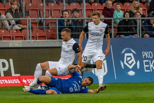 W pierwszej rundzie piłkarze PGE Stali (na niebiesko, na ziemi Piotr Wlazło) musieli uznać wyższość Puszczy. Dla ekipy z Niepołomic to były pierwsze punkty w ekstraklasie w historii klubu.