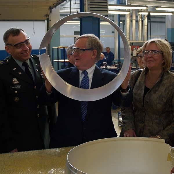 Ambasador USA Victor Ashe (w środku) odwiedził zakłady PZL Mielec.