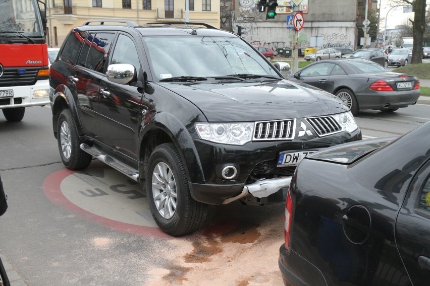 Wrocław: Wypadek na placu Staszica. Zderzyły się ford, skoda i mitsubishi (ZDJĘCIA)