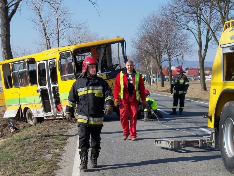 Wypadek autobusu pod Nysą na drodze krajowej 46....