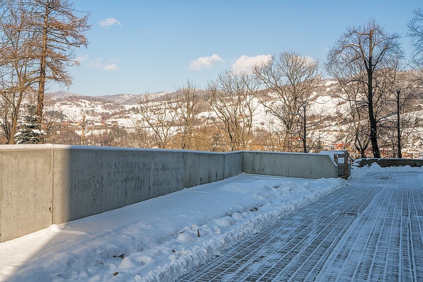 Nowy mur oporowy zabezpiecza kościół w Piwnicznej. Piesi zyskali chodnik.