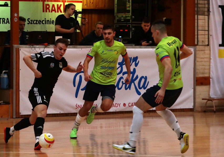 Trzy w jednej, trzy w drugiej. Przepiękny gol Żebrowskiego i zwycięstwo Futsal Szczecin. ZDJĘCIA