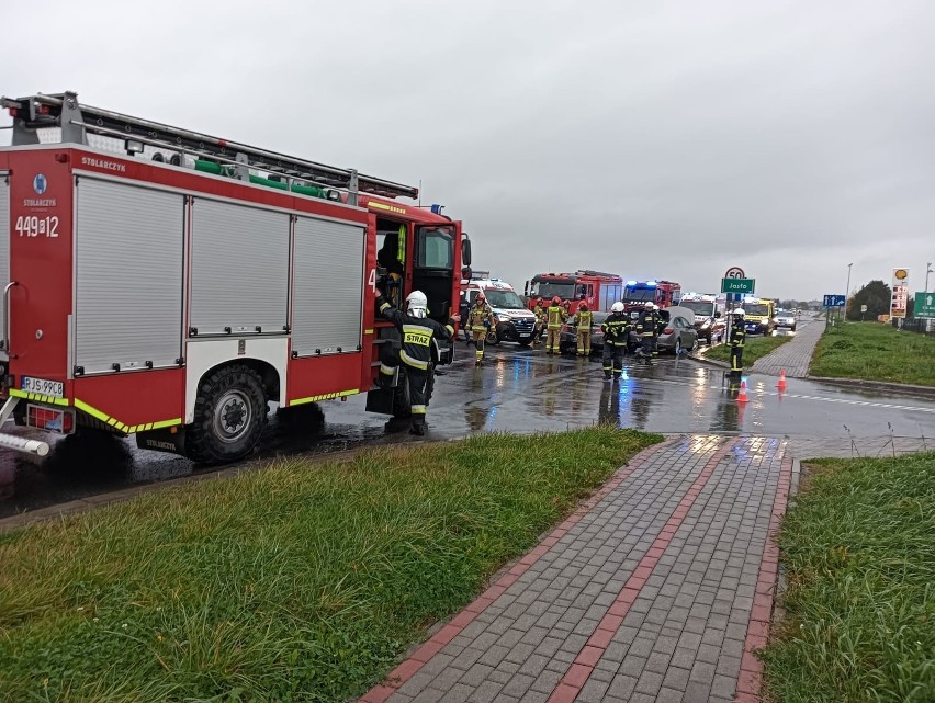 Groźne zderzenie dwóch osobówek na DK28 w Jaśle. Poszkodowanych czworo dorosłych i dziecko [ZDJĘCIA]