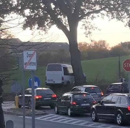 Wypadek w Polance Wielkiej na drodze wojewódzkiej 949. Na skrzyżowaniu zderzyły się bus z samochodem osobowym [ZDJĘCIA]