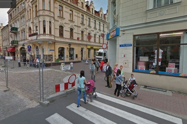 Mamy zdjęcia z Google Maps, które robiono w ostatnich latach na ulicach Chełmna. Na niektórych ulicach naszego miasta zdjęcia wykonano nawet w 2012 roku. Możemy podglądać ludzi, ale także podejrzeć, jakie prace wówczas wykonywano w mieście. W programie automatycznie zamazywane są ludzkie twarze i tablice rejestracyjne samochodów, ale na zdjęciach można rozpoznać siebie lub kogoś znajomego po sylwetce czy ubraniu. A może to ciebie "upolowała" kamera Google'a - na spacerze, w czasie zakupów, podczas powrotu z pracy lub podczas rowerowej przejażdżki? Zobacz zdjęcia.