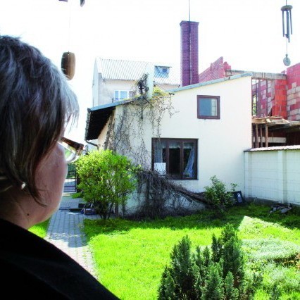 Anna Uchańska uważa, że budowany po sąsiedzku dom zakłóci jej prywatność		Fot. A. Rusinek