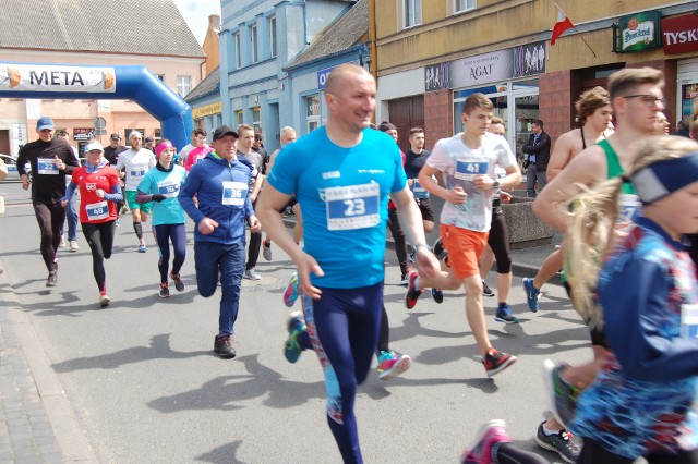 Rok temu impreza się udała, rzucono więc wyzwanie fanom biegania kolejny raz.  Zgłosiło się sporo  dzieci i młodzieży. Dla nich były krótsze dystanse wytyczone ulicami  staromiejskiej części Szubina. Zainteresowanie wzbudził także bieg główny na dystansie 5 km, który rozegrano jako ostatni.  Tu pole do popisu mieli dorośli.  Jak informowali organizatorzy - kilometry do pokonania nie odstraszyły biegaczy. Na starcie  stanęło ponad 40 śmiałków. Trasę wskazywali zawodnikom strażacy OSP.[sc]Najlepsi na mecie[/sc]Wśród najmłodszych uczestników (rocznik 2008 i młodsi) jako pierwsi linię mety przebiegli:   Monika Nowak i  Kuba Kowalski.   Miejsca drugie w tej kategorii przypadły:  Agacie Pikul i Kacprowi Zielińskiemu, a trzecie: Kalinie Ińckiej i Pawłowi Brzykcy.Rywalizację wśród biegaczy z roczników 2007 i  2006 wygrali:  Agata Spychalska i Dawid Kończal. Na podium stanęli także:  Anna Szczech i Maria Staroń oraz  Maciej Sobczak i Wiktor Perka.   Na rynku rozpoczynali i kończyli bieg zawodnicy z roczników 2004 i 2005. Tu triumfowali:  Wiktoria Kowalska  przed Adrianną Pawlak i  Oliwią Wielgos oraz  Michał Winkowski przed Mikołajem Podobińskim i Jakubem Nazderko.  [sc]Wśród zwycięzców[/sc]W biegu głównym na 5 km najlepsi mężczyźni to: Wojciech Kowalski, Krzysztof Kowalski i Dominik Krzywdziński. Wśród pań najszybciej pobiegły: Magdalena Kowalska,  Natalia Januszewska oraz  Maria Staroń.  Gratulujemy! INFO Z POLSKI 4.05.2017 - przegląd najciekawszych informacji ostatnich dni w kraju