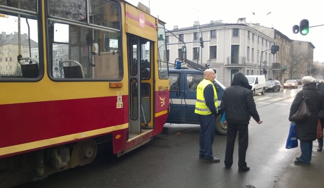 Napad w tramwaju MPK Łódź linii 9B miał miejsce w miniony czwartek w godzinach popołudniowych. 44-latek odpowiedzialny z rozbój został zatrzymany przez policję. Usłyszał już zarzuty i decyzją sądu został aresztowany na 3 miesiące.CZYTAJ DALEJ >>>>