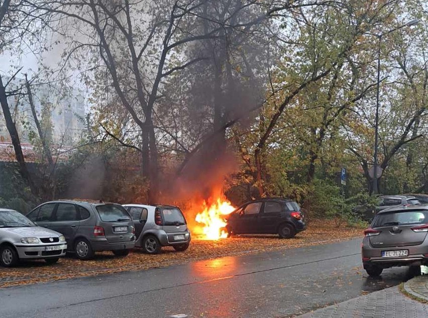 Pożar samochodu na ul. Sacharowa w Łodzi. Przód pojazdu stanął w ogniu ZDJĘCIA