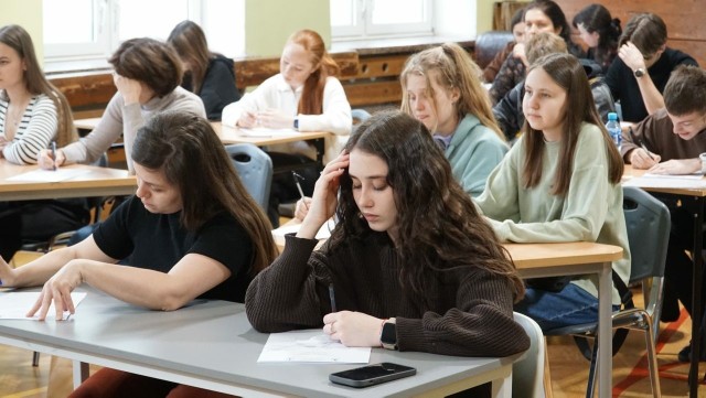 Poprawne napisanie dyktanda mimo wszystko wymagało głębokiego zastanowienia...