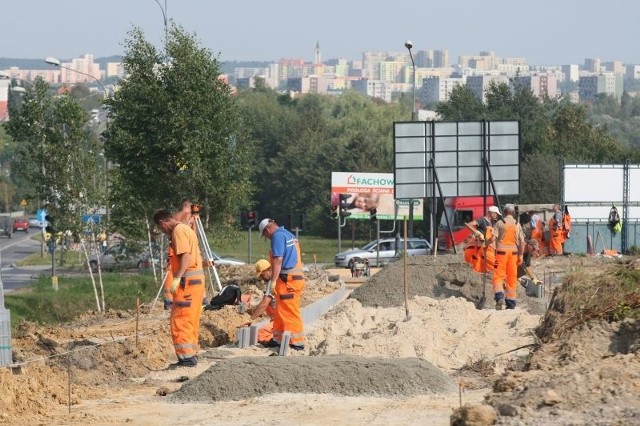 Trwają prace przy budowie ścieżki rowerowej i chodnika przy alei Popiełuszki w Kielcach.