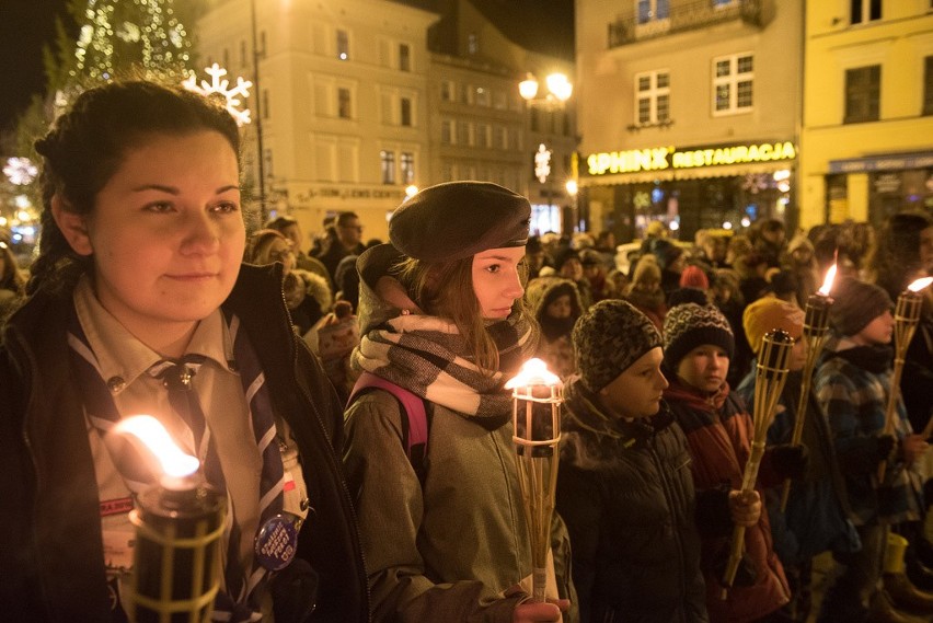 Harcerze z Hufca ZHP Toruń przekazali dziś Betlejemskie...