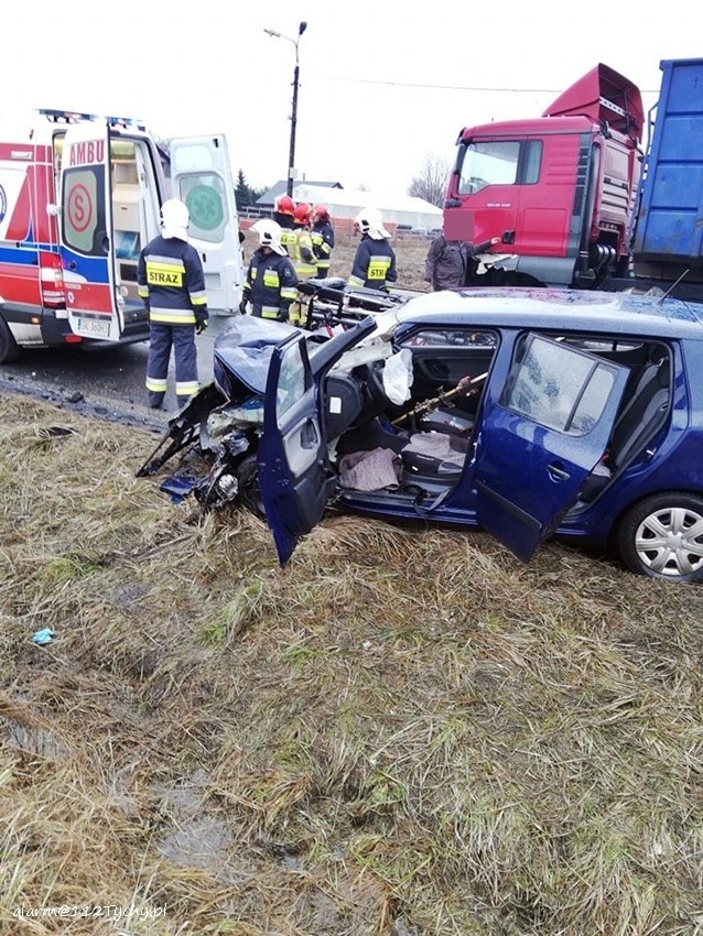 Wypadek w Chełmie Śląskim. Osobówka zderzyła się z TIR-em. Lądował LPR