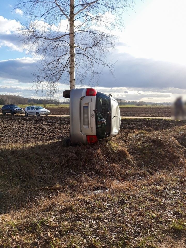 Sadek. Wypadek na drodze powiatowej. Dwie osoby ranne [ZDJĘCIA]