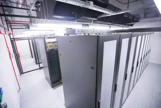 Technolog Data Center jest odpowiedzialny za utrzymanie agregatów prądotwórczych i chłodu