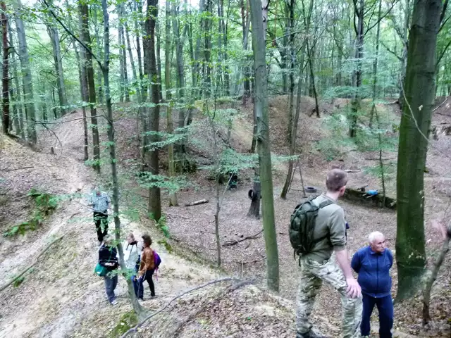 Warto wędrować kilometrami po łambinowickich lasach, by od czasu do czasu natknąć się na militarny obiekt.