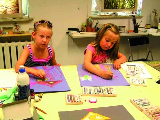 Dzieci bardzo chętnie biorą udział w bezpłatnych zajęciach zorganizowanych przez Miejski Dom Kultury Dom Środowisk Twórczych w Łomży.
