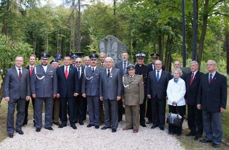 Uczestnicy uroczystości pod pomnikiem upamiętniającym...