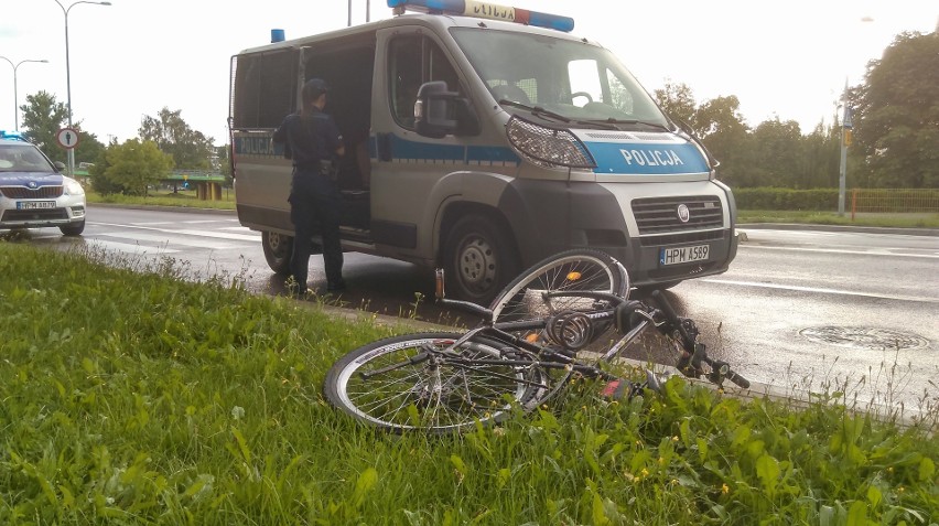 Białystok: Ul. Knyszyńska. Lanos potrącił kobietę na przejściu. Kierowca wykonywał niebezpieczny manewr (zdjęcia)